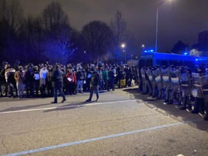 Polizia antisommossa richiedenti asilo